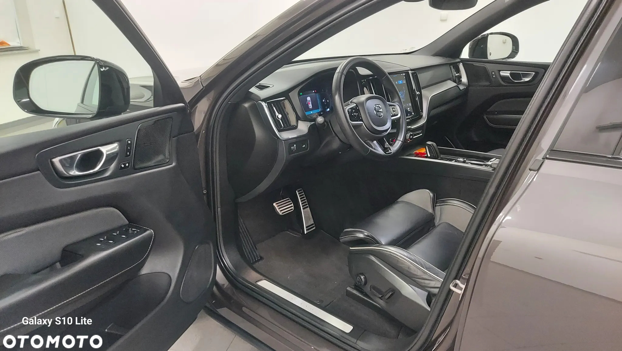Volvo XC 60 B4 D Plus Dark - 12
