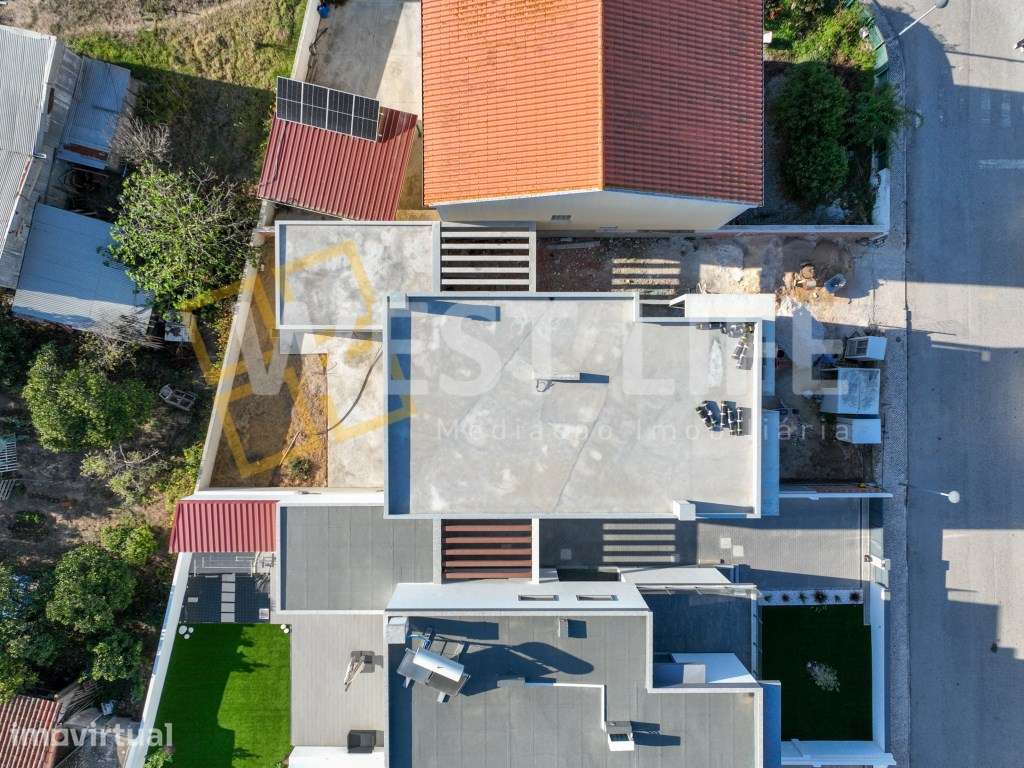 Moradia T4+1 Nova com Arquitetura Moderna, Terraços e Vista Panorâm... - Grande imagem: 3/33