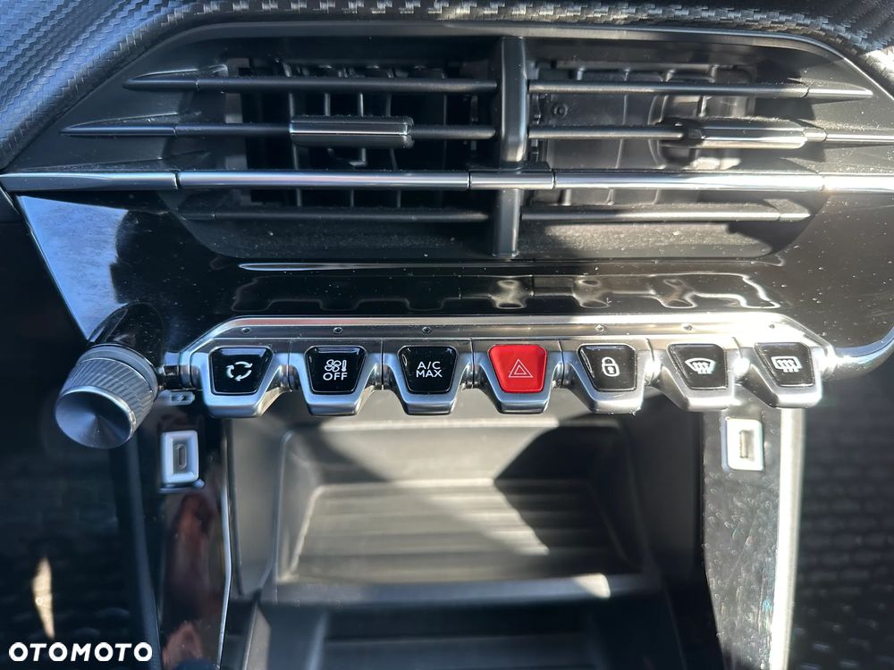 Peugeot 2008 1.2 PureTech Active S&S EAT8 - 17