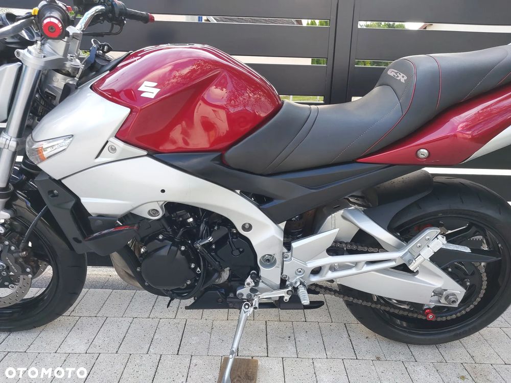 Suzuki GSR - 6