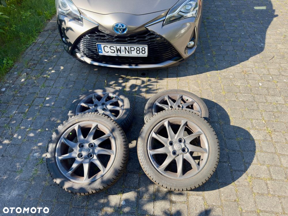 Toyota Yaris Hybrid 100 Selection Platinum - 16