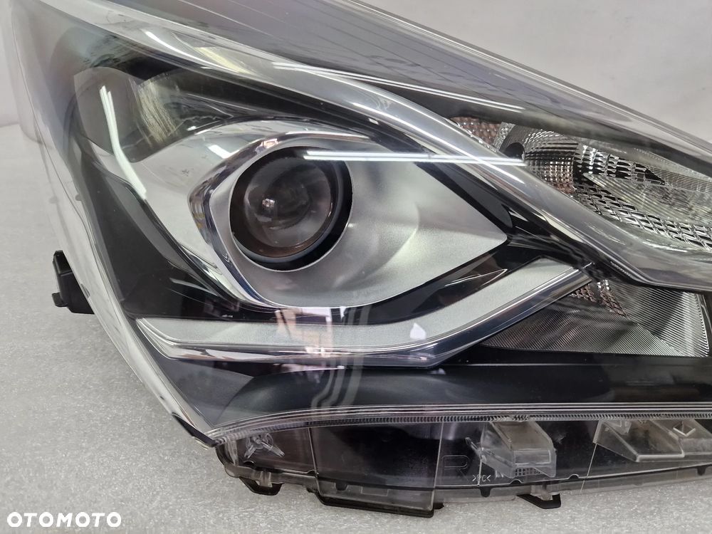 TOYOTA YARIS III 3 LIFT 17- PRAWA LAMPA PRZEDNIA PRZÓD SOCZEWKA , NR AUKCJI LA396 - 6