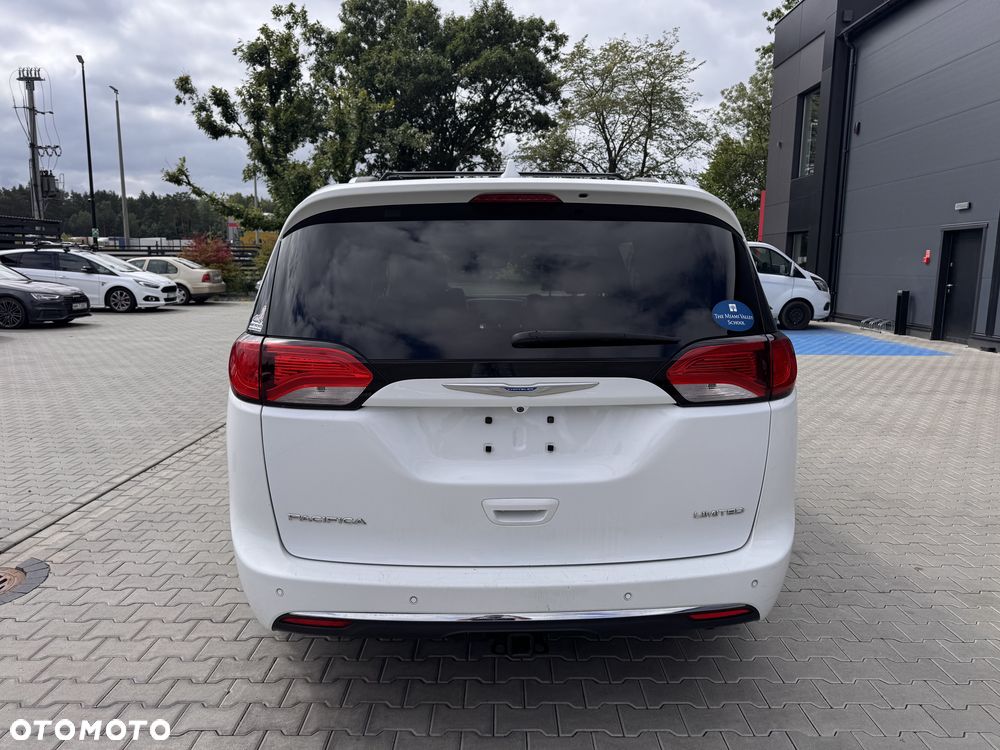 Chrysler Pacifica - 11
