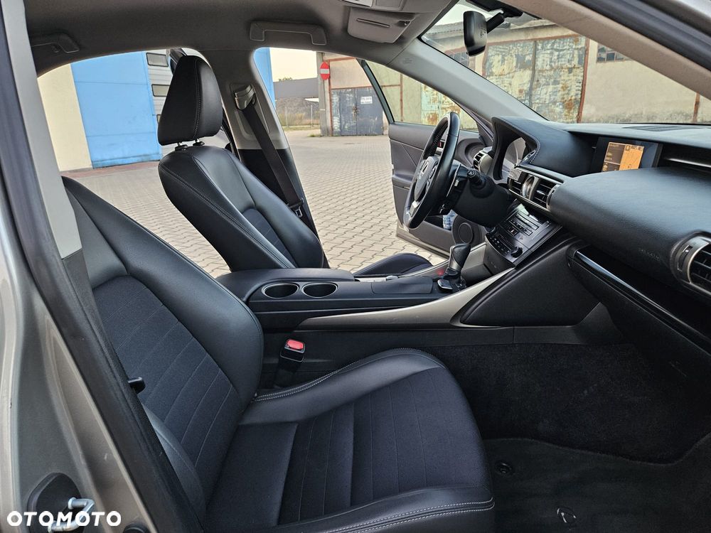 Lexus IS 300h Comfort - 34