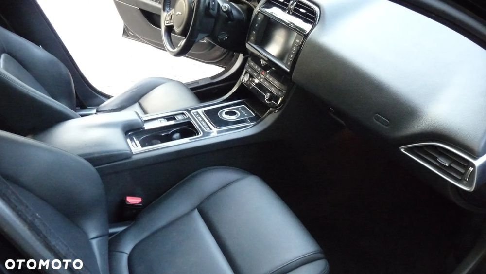 Jaguar XE 25t AWD Prestige - 13