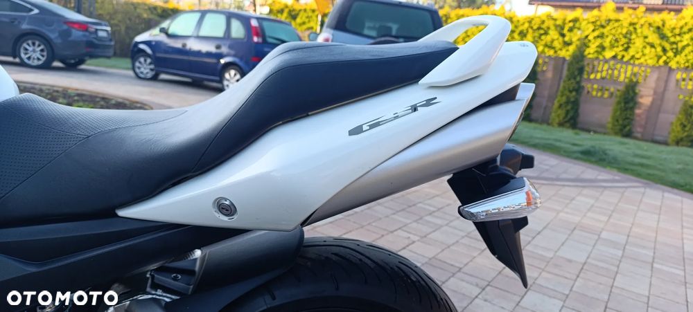 Suzuki GSR - 37