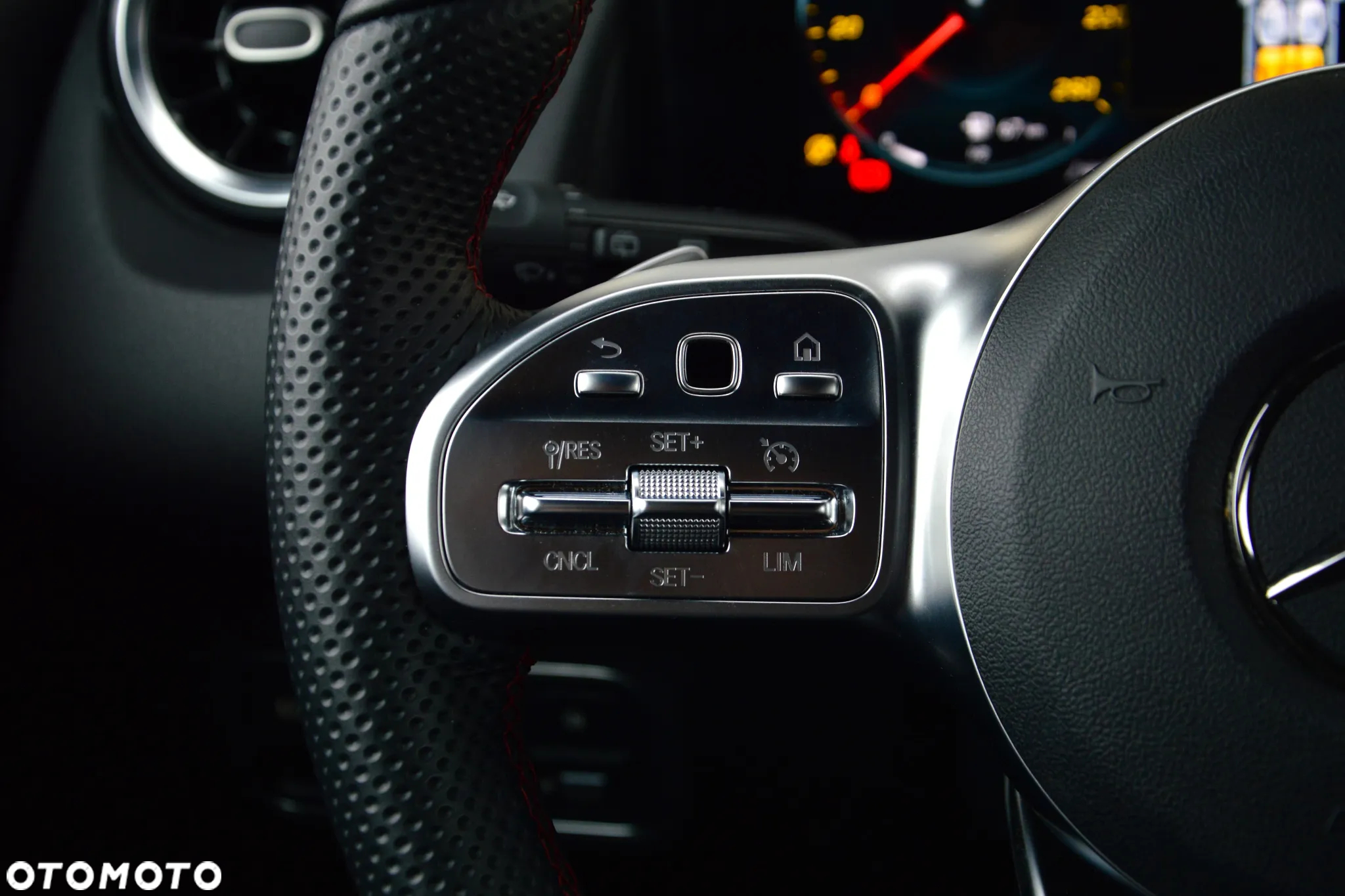 Mercedes-Benz GLB 200 4-Matic AMG Line 8G-DCT - 24