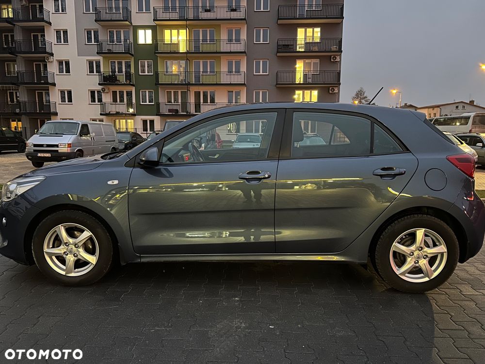 Kia Rio 1.2 L - 6