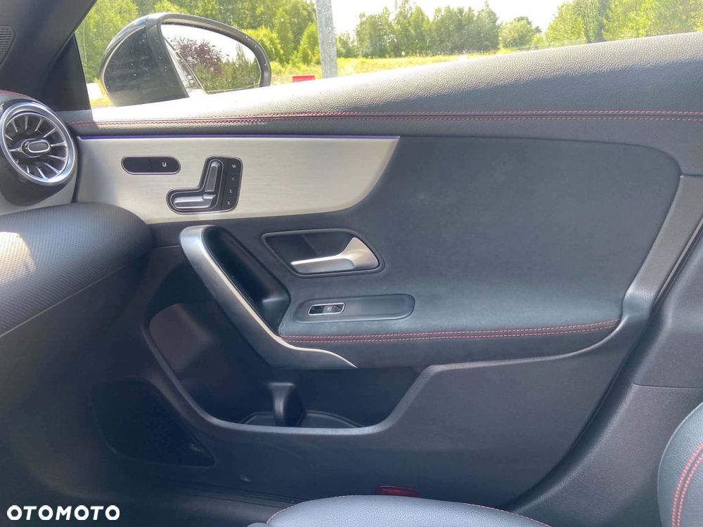 Mercedes-Benz CLA 220 4-Matic AMG Line 7G-DCT - 16