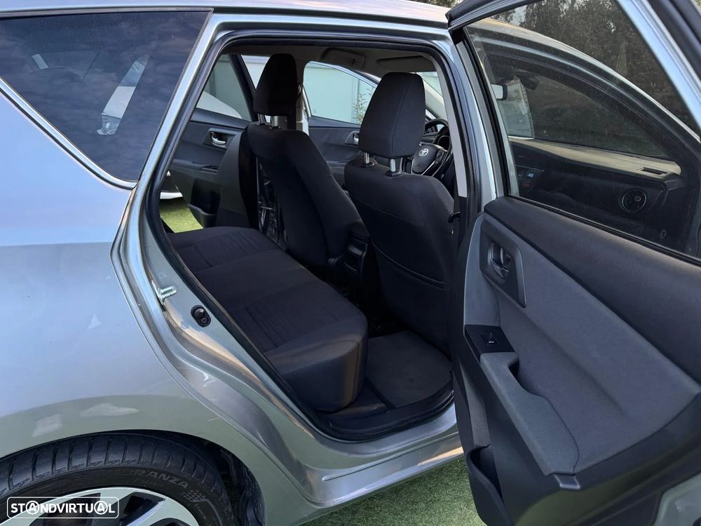 Toyota Auris 1.4 D-4D Com. +P.Techno+P.Sport - 7