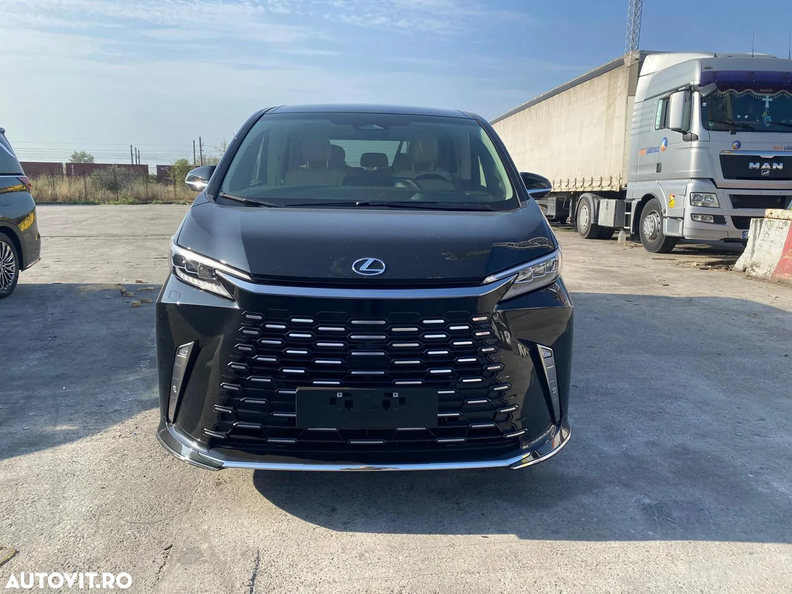 Lexus LM - 6