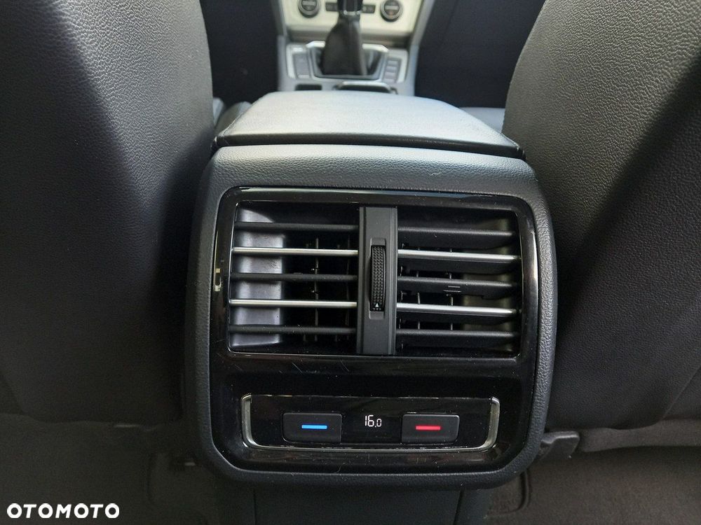 Volkswagen Passat 2.0 TDI (BlueMotion Technology) Highline - 29