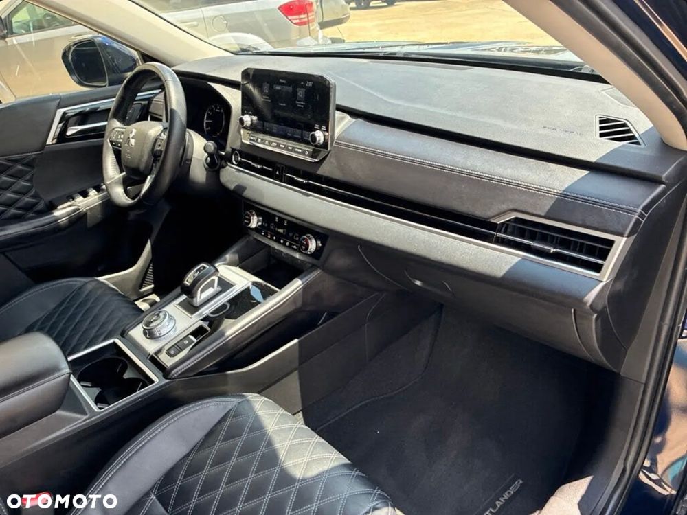 Mitsubishi Outlander - 12