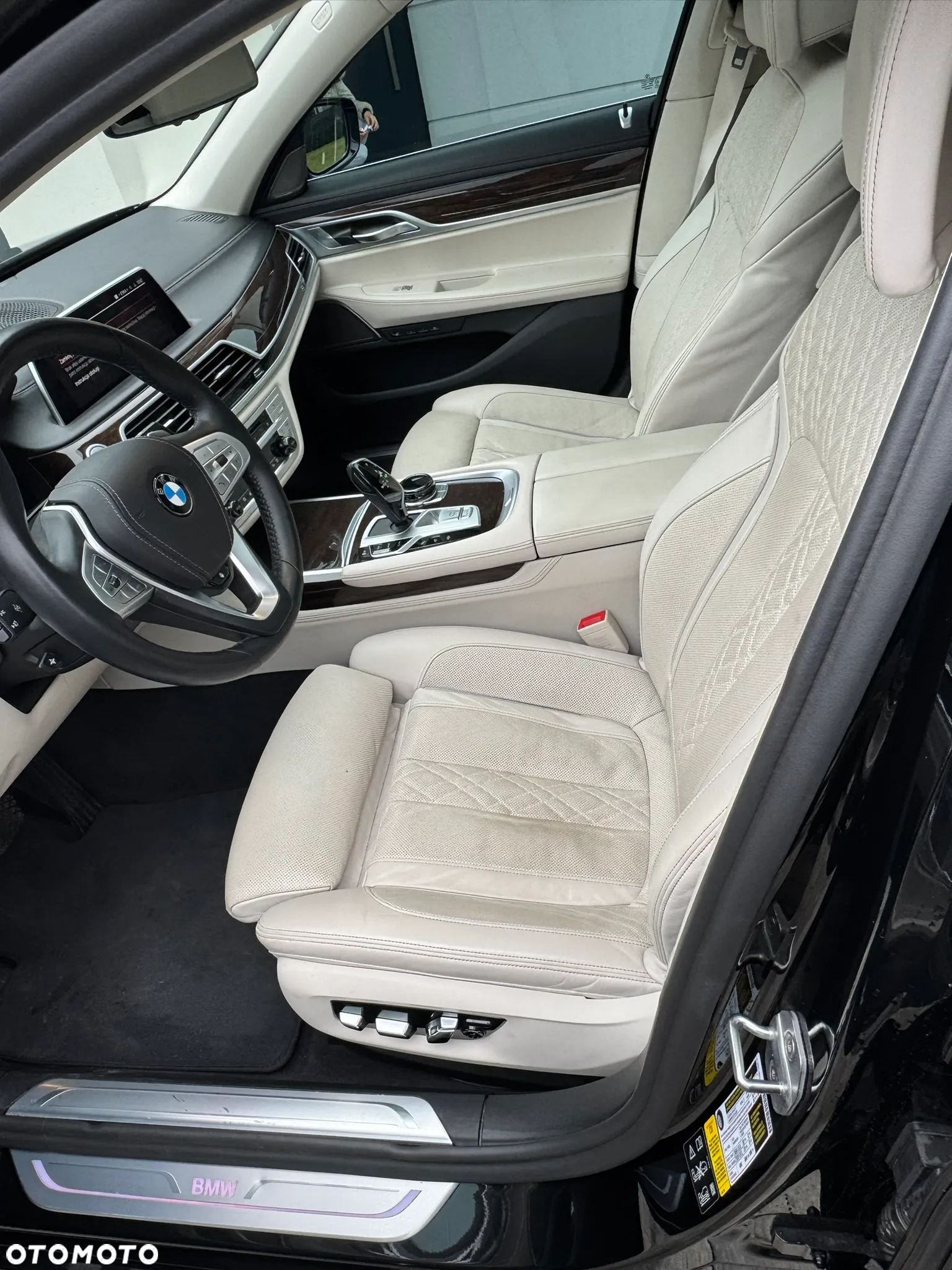 BMW Seria 7 750i xDrive - 32
