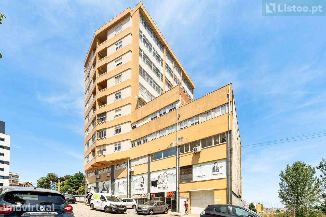Apartamento T1 Localização Central c/ Varanda e Garagem - Grande imagem: 2/26