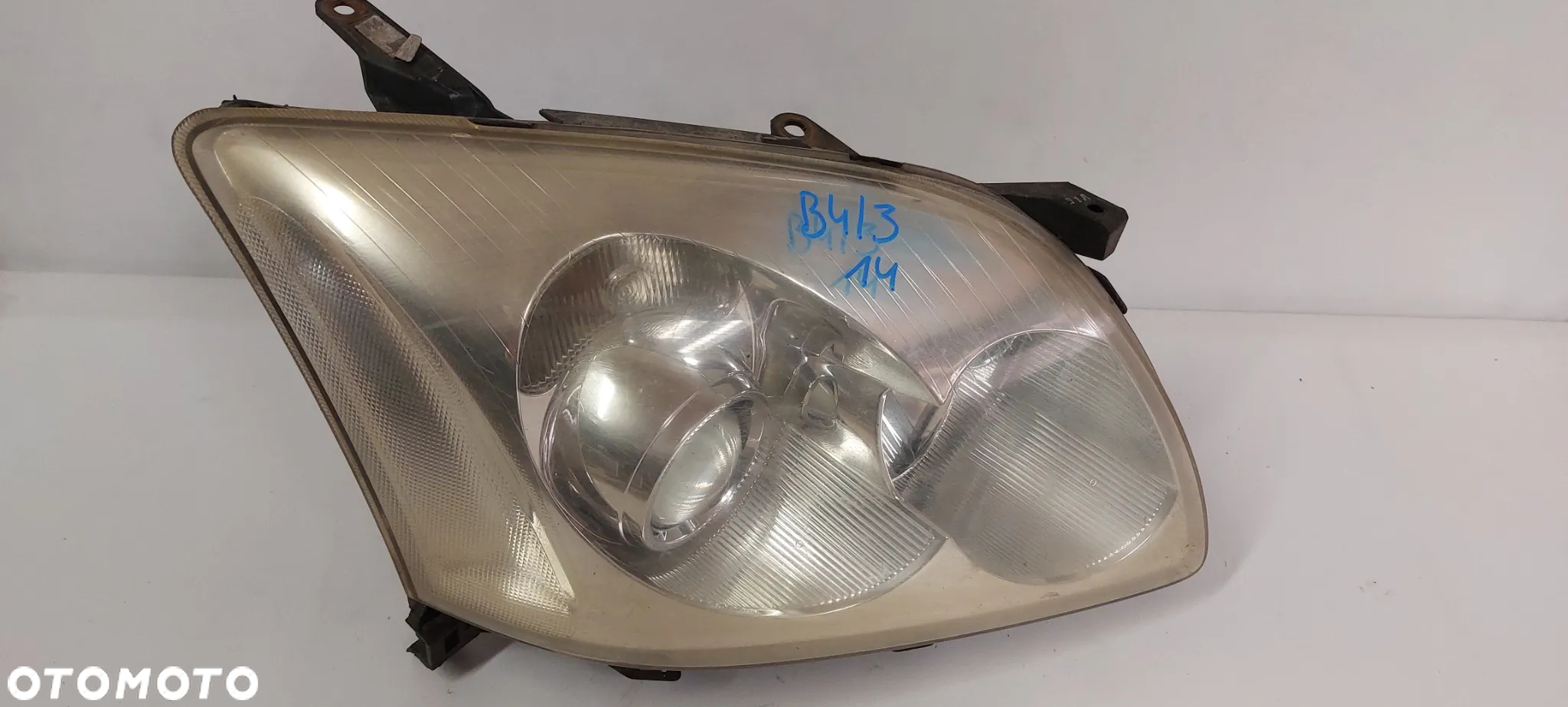 .  LAMPA PRZOD PRZEDNIA PRAWA TOYOTA AVENSIS T25 - 2