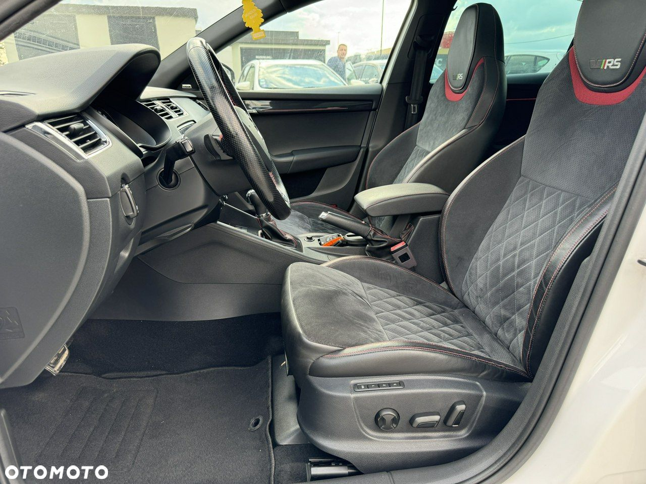 Skoda Octavia Combi 2.0 TDI DSG RS - 17