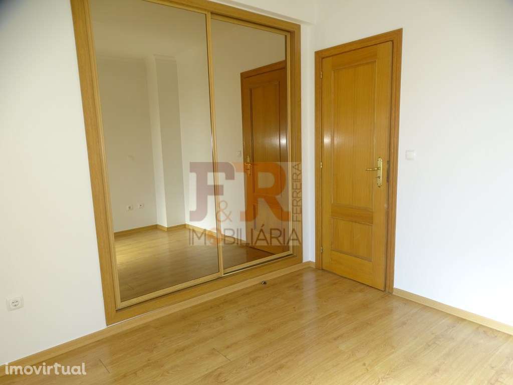 Arrenda-se Apartamento T2 com Arrecadação Individual Quinta do Conde - Grande imagem: 4/33