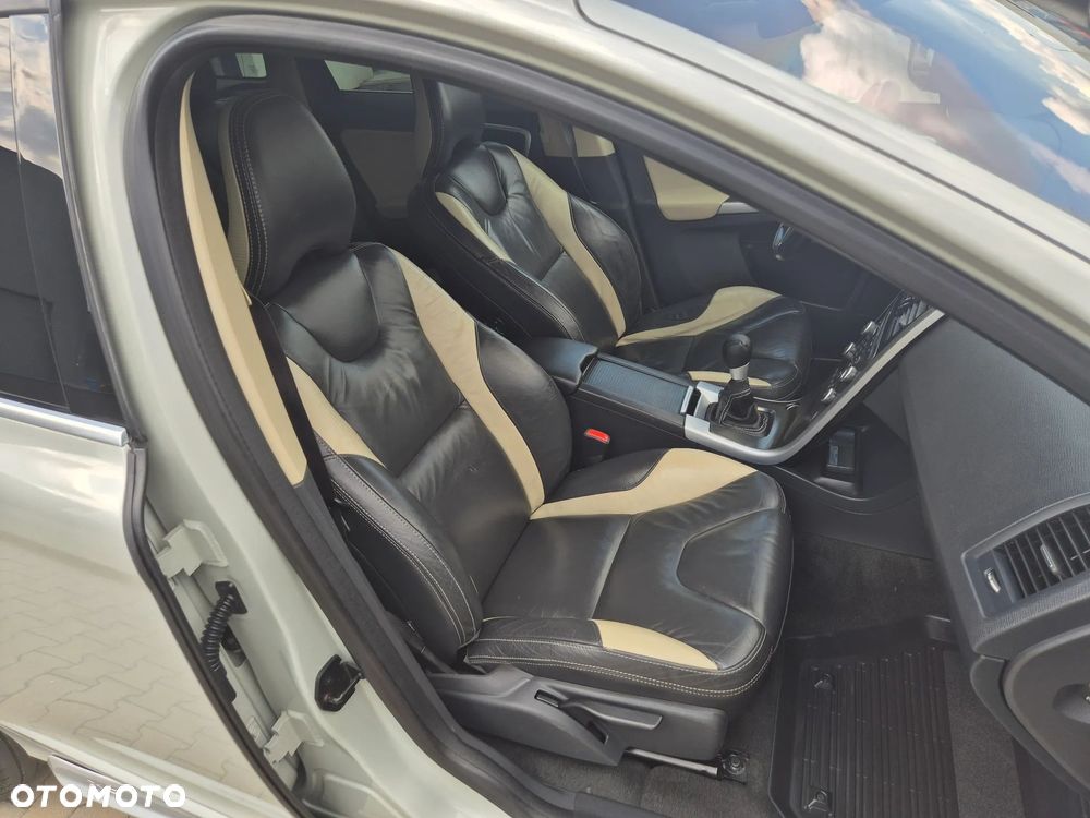 Volvo XC 60 2.4D R-Design - 2