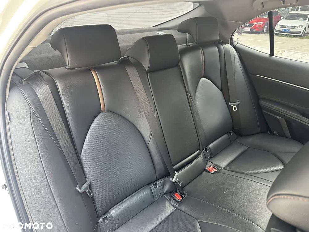 Toyota Camry Luxury - 18