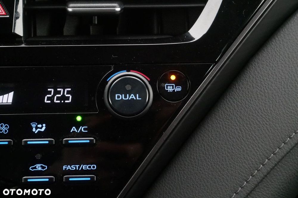 Toyota Camry 2.5 Hybrid Executive CVT - 24