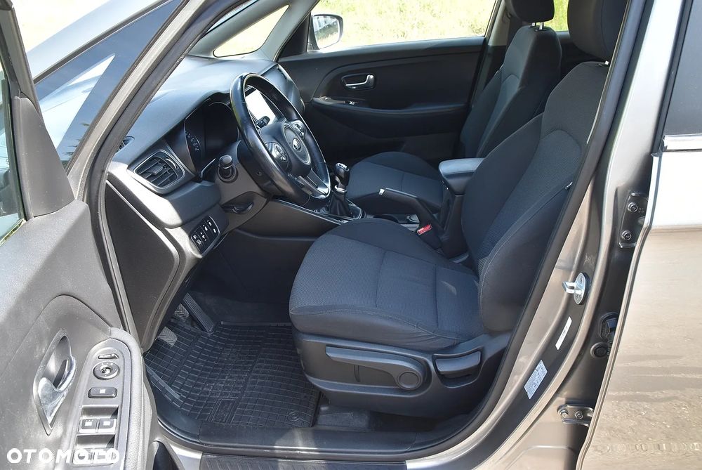 Kia Carens - 26