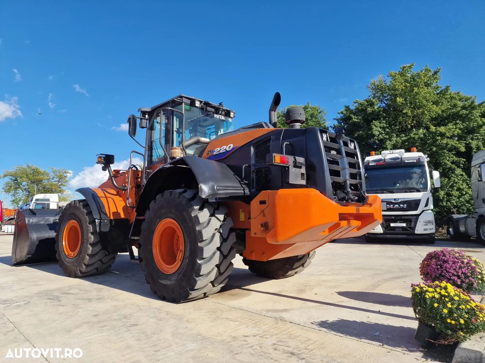 Hitachi ZW220, 2.140h, 8.833 km, CUPLA RAPIDA, CUPA 3,5mc, Masa operationala 20t, Anvelope Goodyear profil L5 90% ok, Gresare automata, VIRARE JOYSTICK, consum mediu 14,6l/h, an fabr 2020, camera spate, ridica la 4,2m,  CA NOU-PROMOTIE 119.900 EUR+Tva - 1
