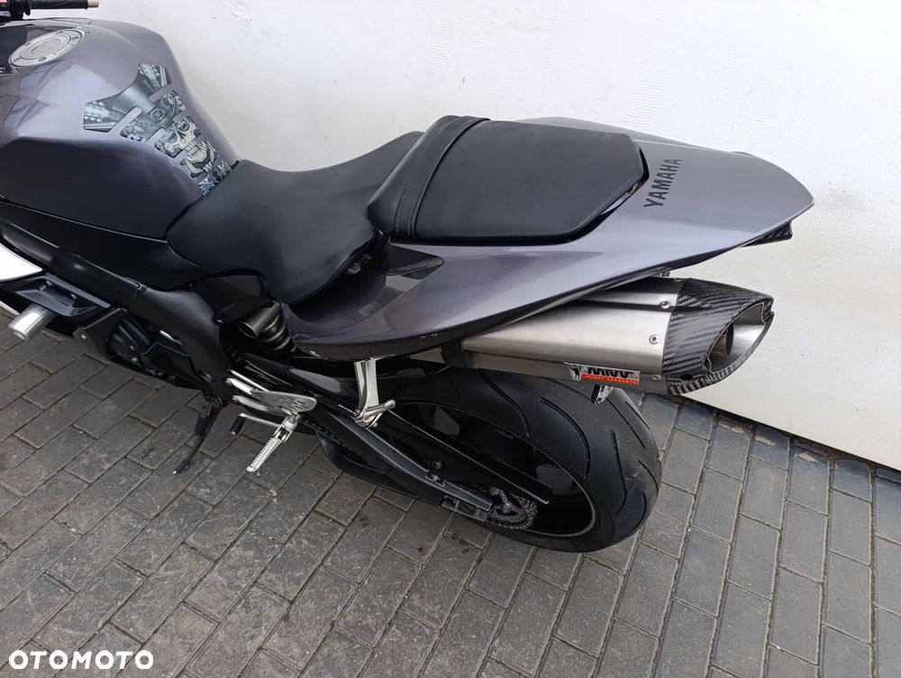 Yamaha R1 - 15