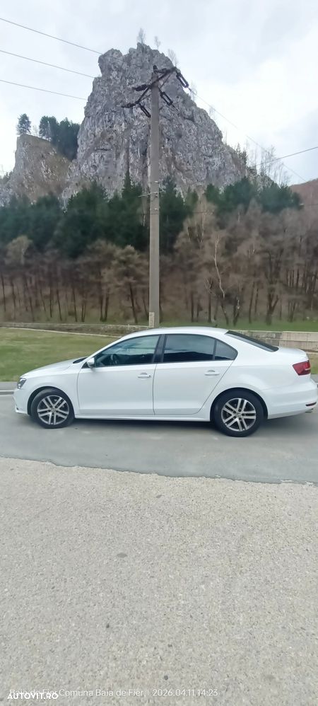 Volkswagen Jetta 2.0 TDI Comfortline - 4