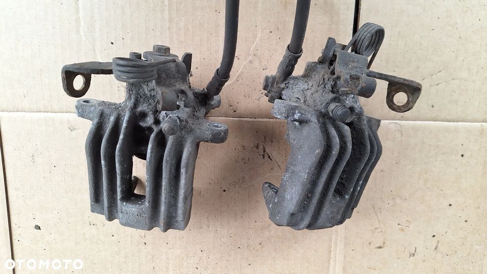 ZACISK PRAWY LEWY TYL AUDI A4 B6 - 2