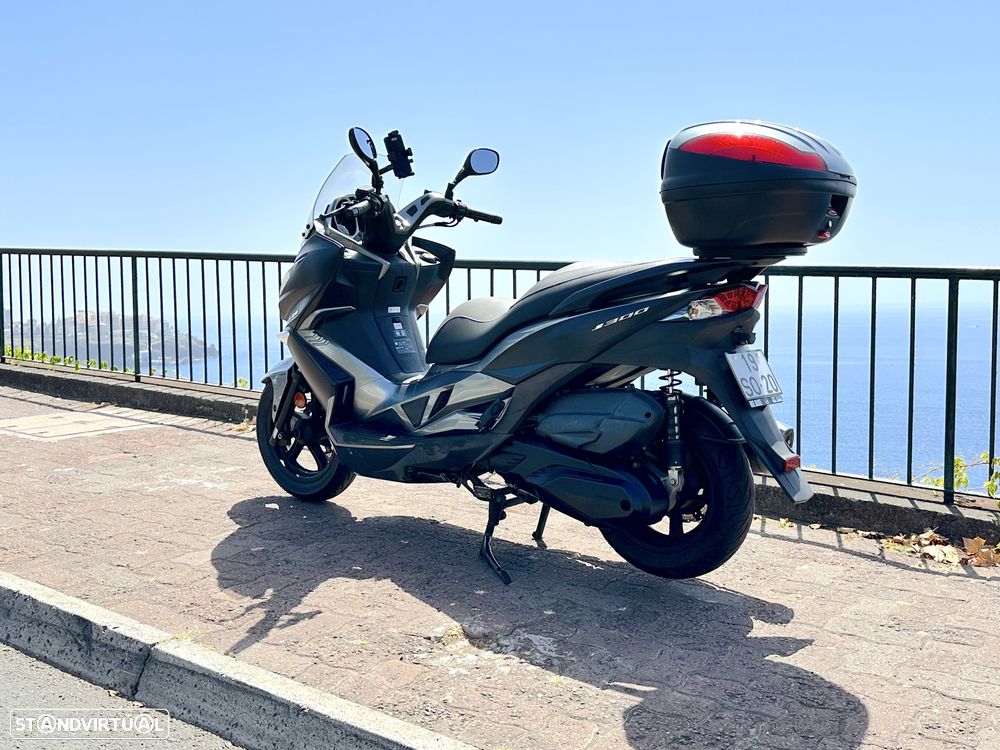 Kawasaki J300 - 4