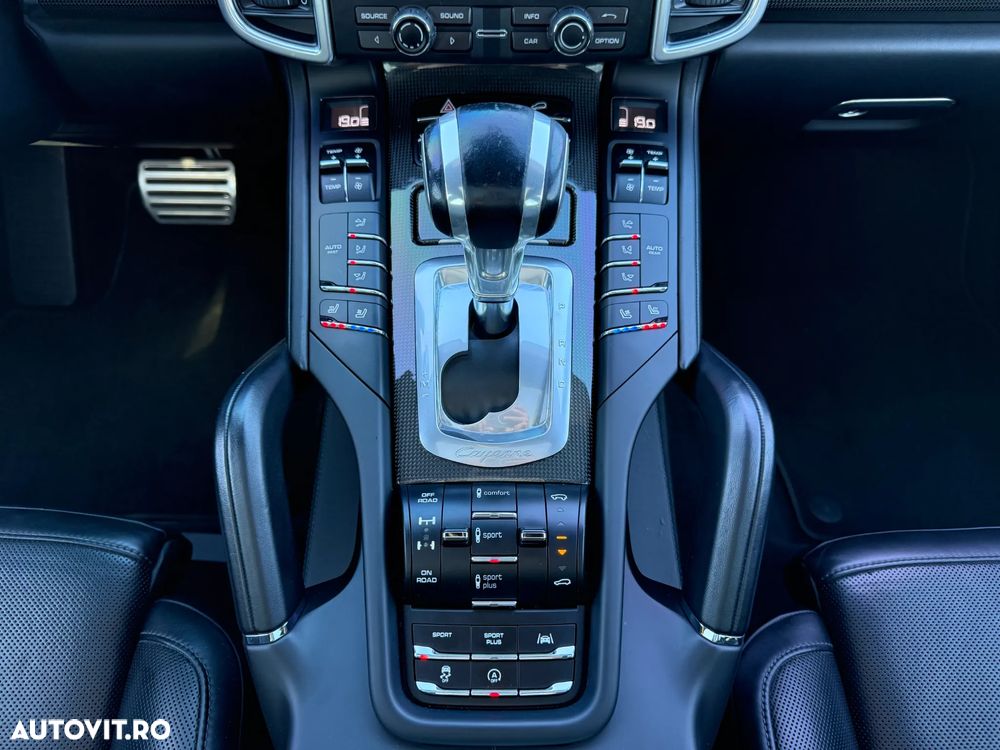 Porsche Cayenne 4.8 L Turbo - 15