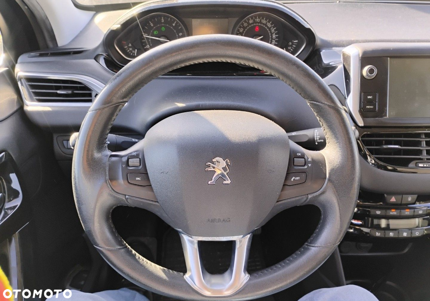 Peugeot 208 - 12