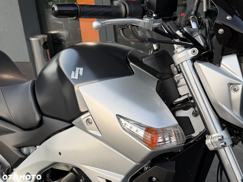 Suzuki GSR - 14