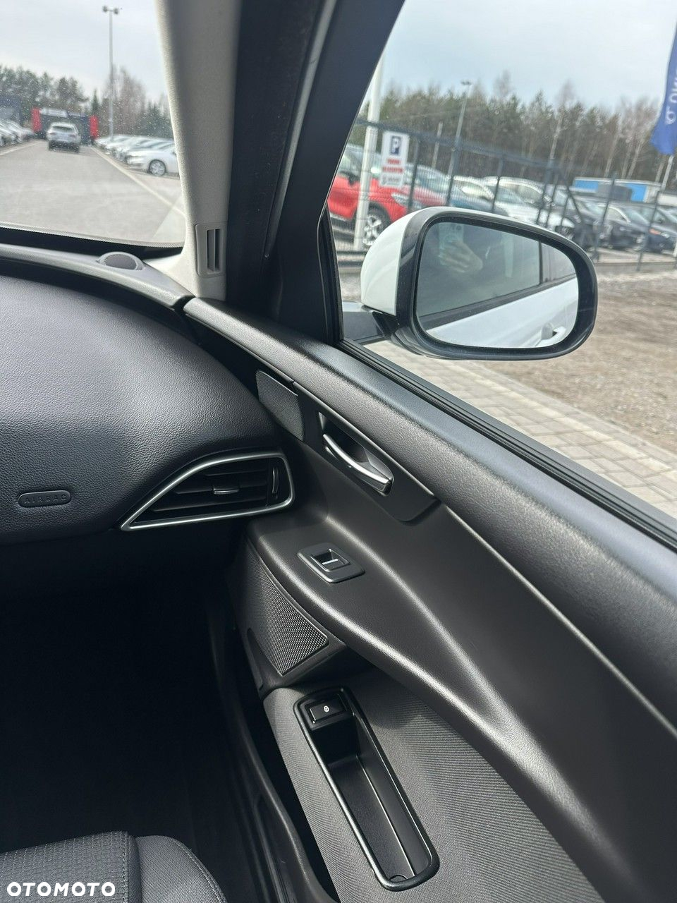 Jaguar XE - 16