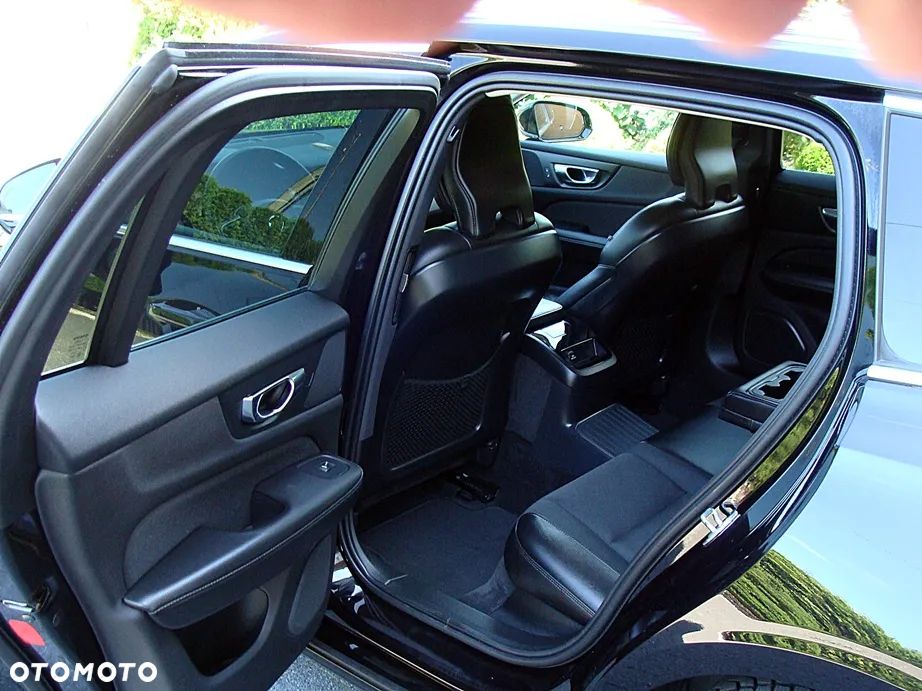 Volvo V60 T6 AWD Recharge Plus Dark - 19
