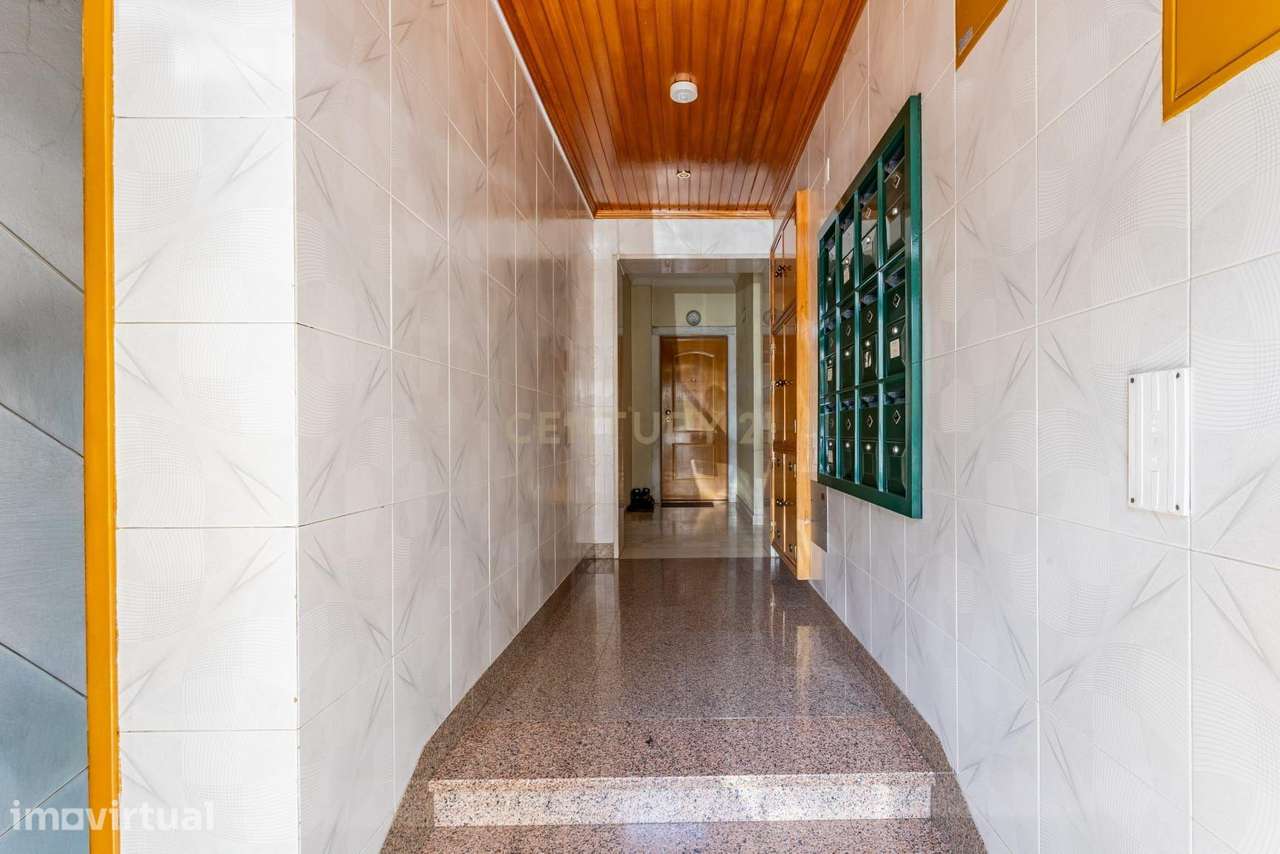 Espaçoso T3 no Sobralinho - 131m2 Com Box para 2 Viaturas - Grande imagem: 2/29