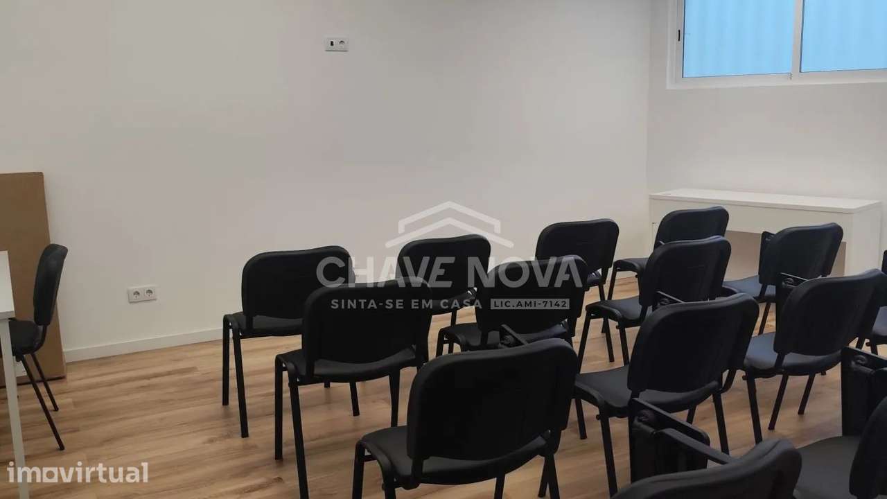 Espaço comercial à venda na Av. da República junto à Câmara de Gaia - Grande imagem: 2/17