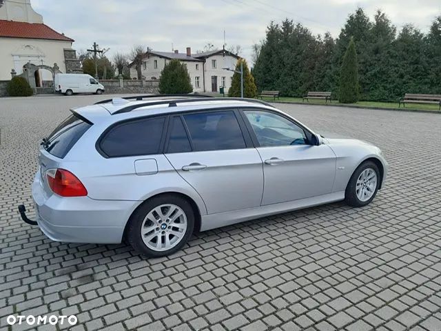 BMW Seria 3 320d DPF Touring - 4