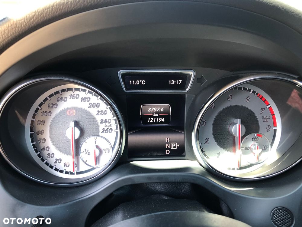 Mercedes-Benz CLA 180 7G-DCT UrbanStyle Edition - 20