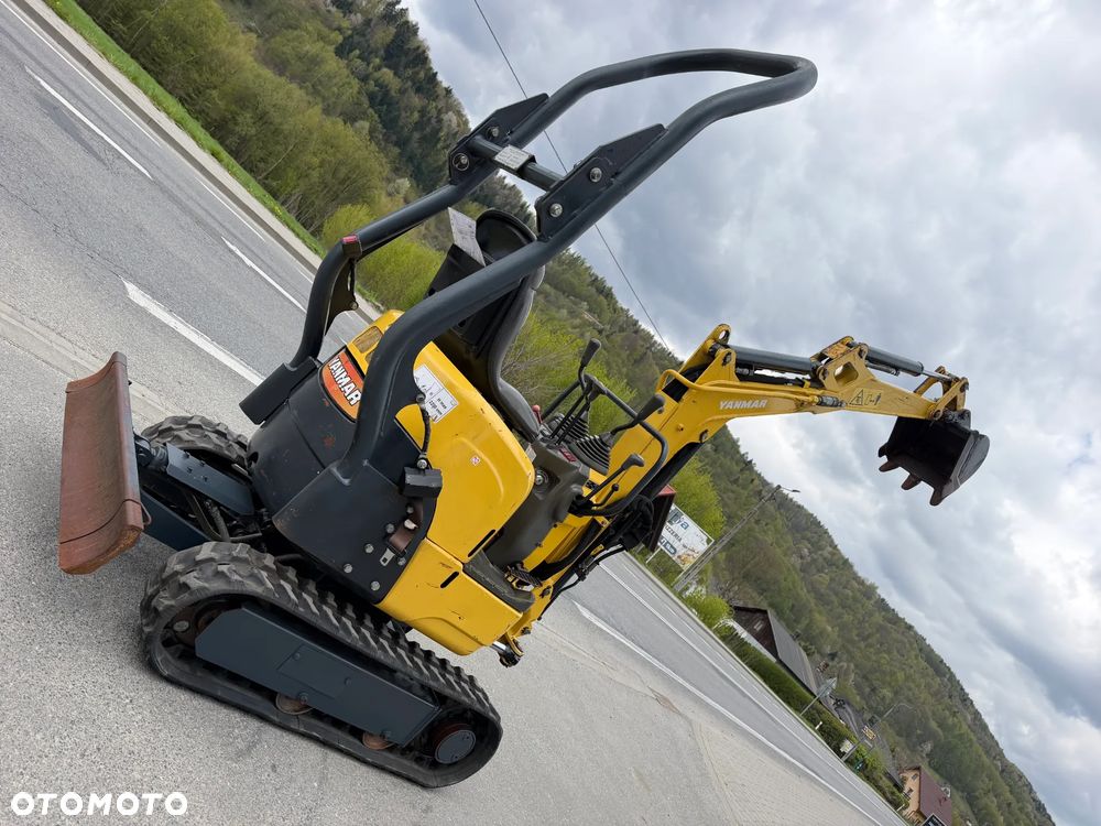 Yanmar SV08-1AS Japońska Minikoparka Gąsienicowa. Koparka 1,1 tony. Maszyna jak Nowa. 2017rok. Pochodzi z Norweskiego Gospodarstwa Ogrodniczego! 2 Rozsuwane Podwozie. Dokumentacja. Dodatkowe sekscje Hydrauliczne na młot lub wiertnice. Ani deka luzów czy wycieków. Szybkozłącze. Skrętne ramię. OKAZJA Zadbana Maszyna! Bardzo oszczędny silnik Yanmar. Mocne pompy Hydrauliczne!! 851mtg. Ani deka luzów czy wycieków, Aktualna Dekra. Po serwisach! - 2