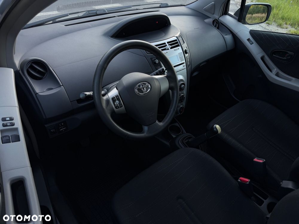 Toyota Yaris 1.3 - 7