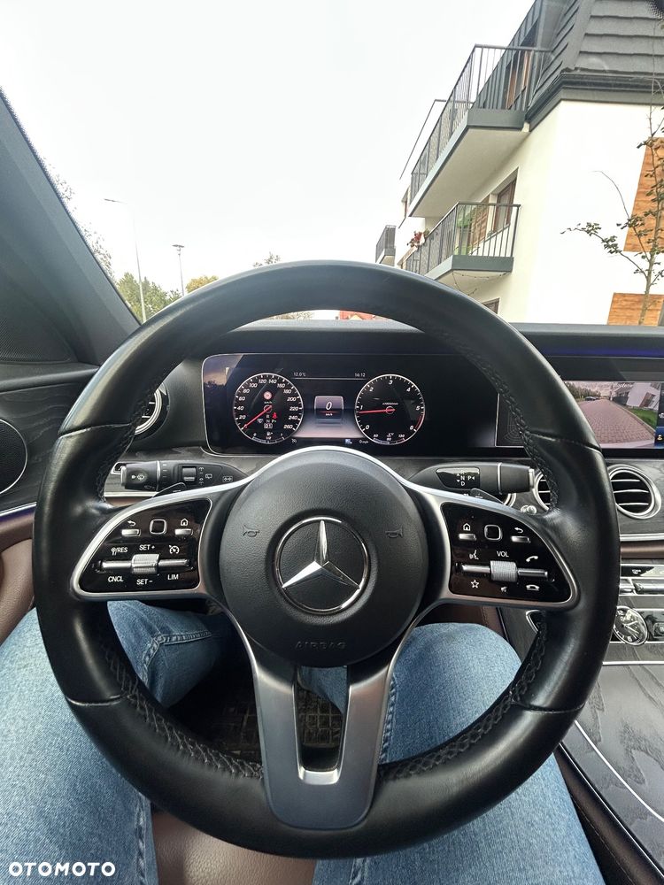 Mercedes-Benz Klasa E 220 d T 9G-TRONIC - 28