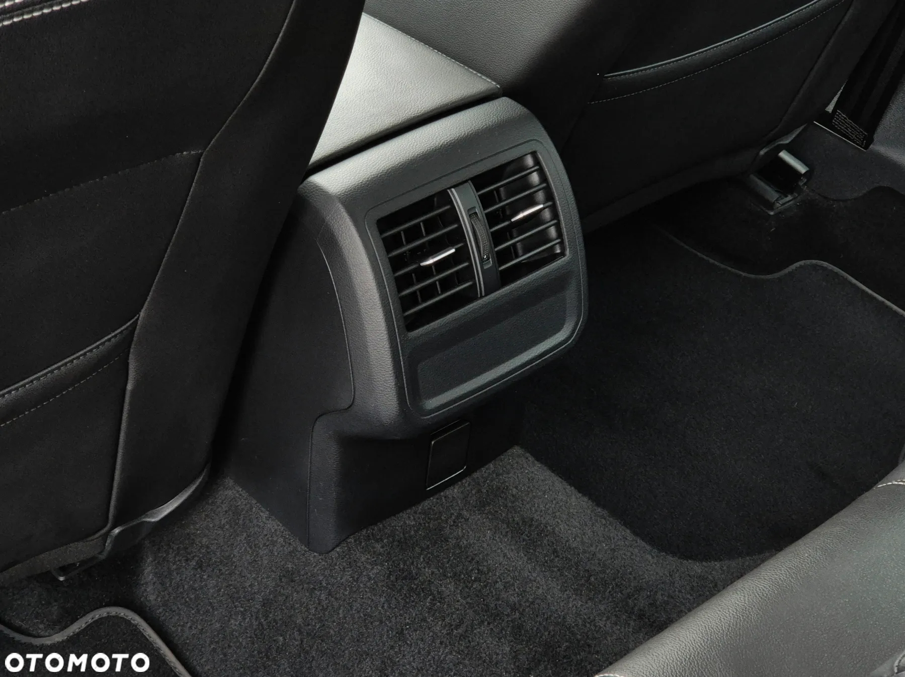 Volkswagen Passat 1.5 TSI EVO Elegance - 29