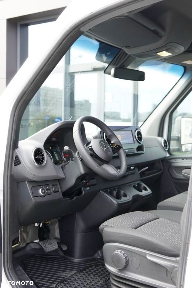 Mercedes-Benz Sprinter - 11