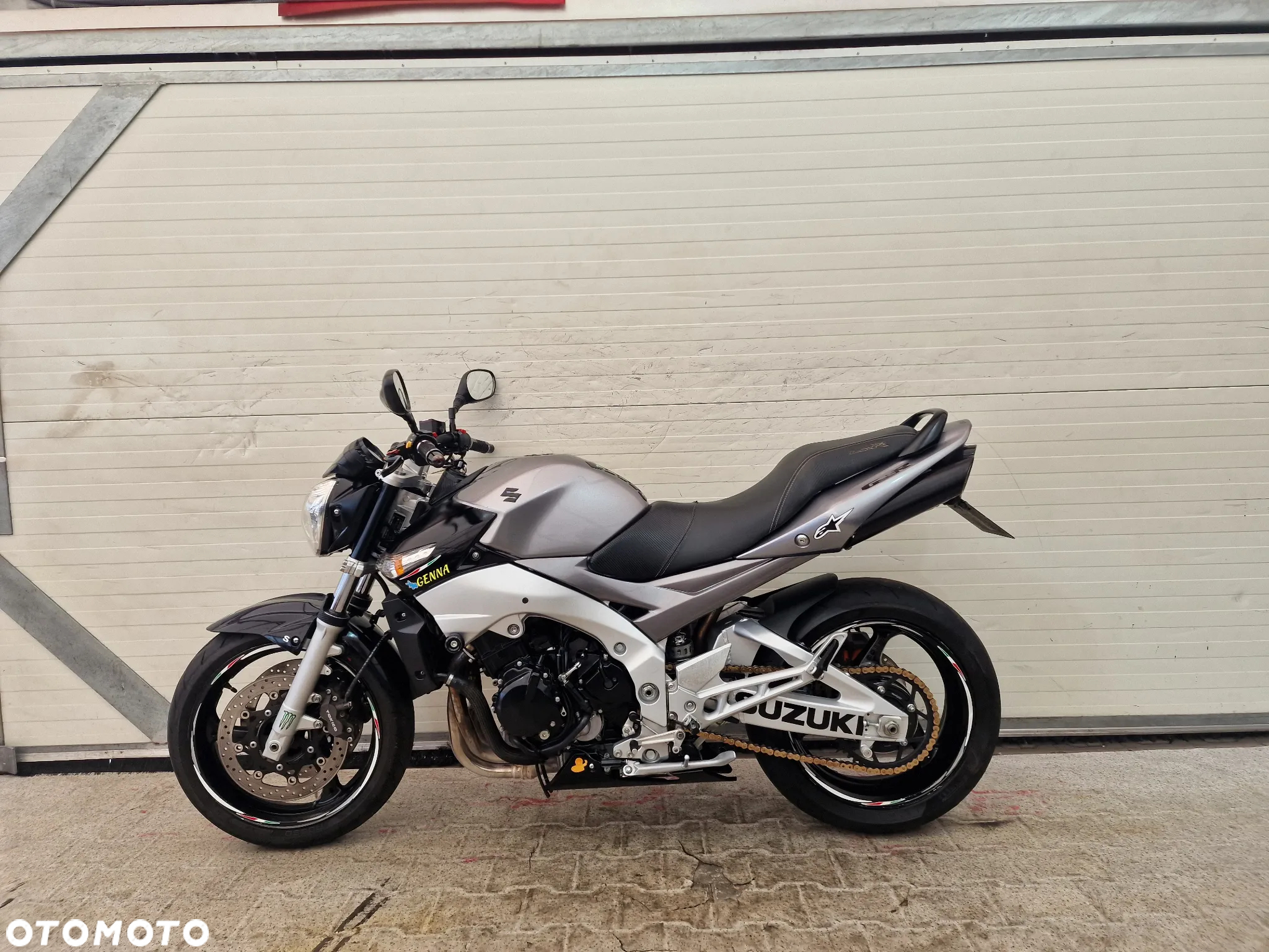 Suzuki GSR - 2