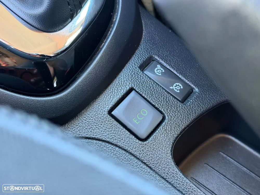 Renault Captur TCe 120 EDC Dynamique — fotografia 17