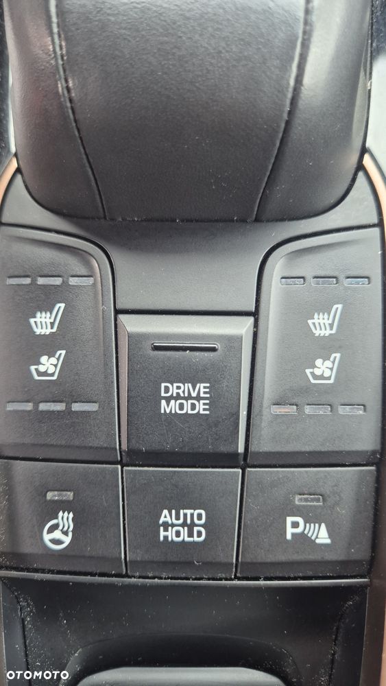Hyundai IONIQ - 7