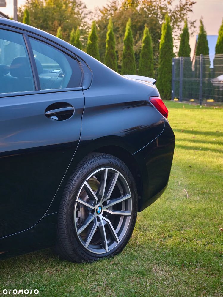 BMW Seria 3 330i xDrive Sport Line - 19
