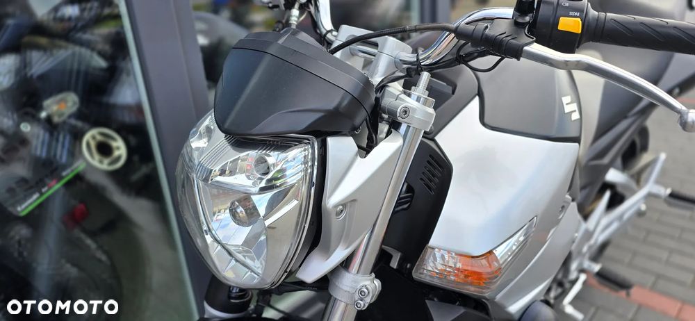 Suzuki GSR - 29
